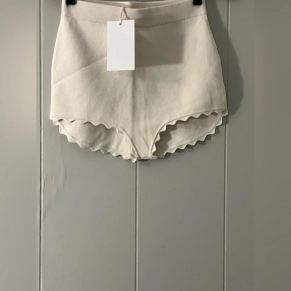 Helsa Elvira Shorts in Cream - Picture 8 of 14